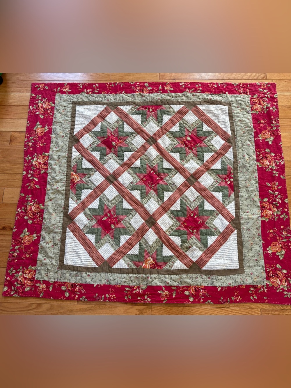 Vintage Handmade Quilt Amish EightPoint Star Block Pattern In Red, Green, White
